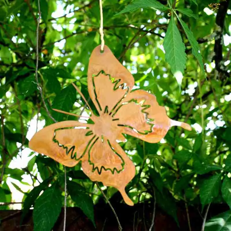 Filigraner Rost-Schmetterling für Garten und Fenster