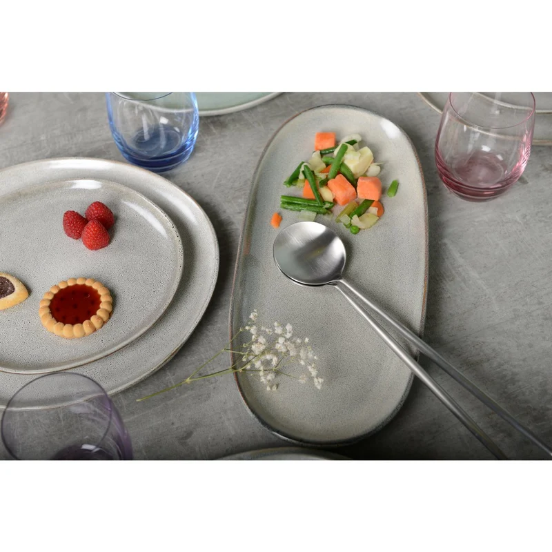 Salatbesteck in Mattsilber mit violettem Griff
