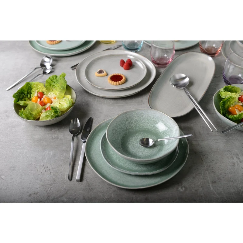 Salatbesteck in Mattsilber mit violettem Griff