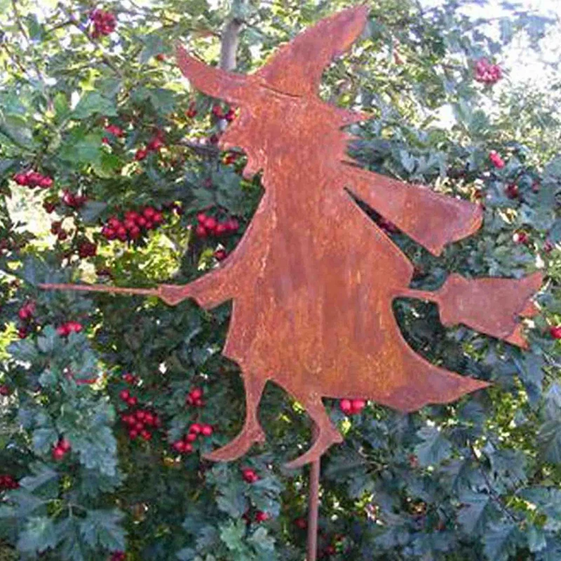 Edelrost Hexe aus Metall – Herbstdeko zum Hängen oder auf Stab