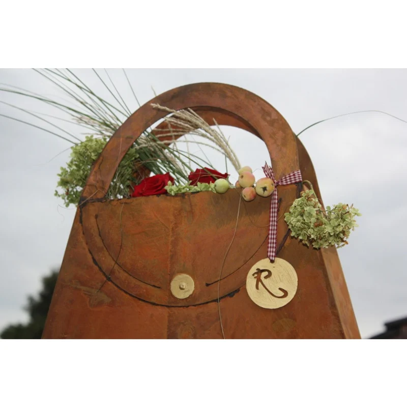Deko-Tasche aus Edelrost – Pflanzgefäß im Laufsteg-Look
