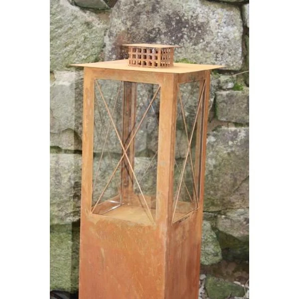 Windlaterne aus Edelrost – Metall-Laterne für Garten und Terrasse