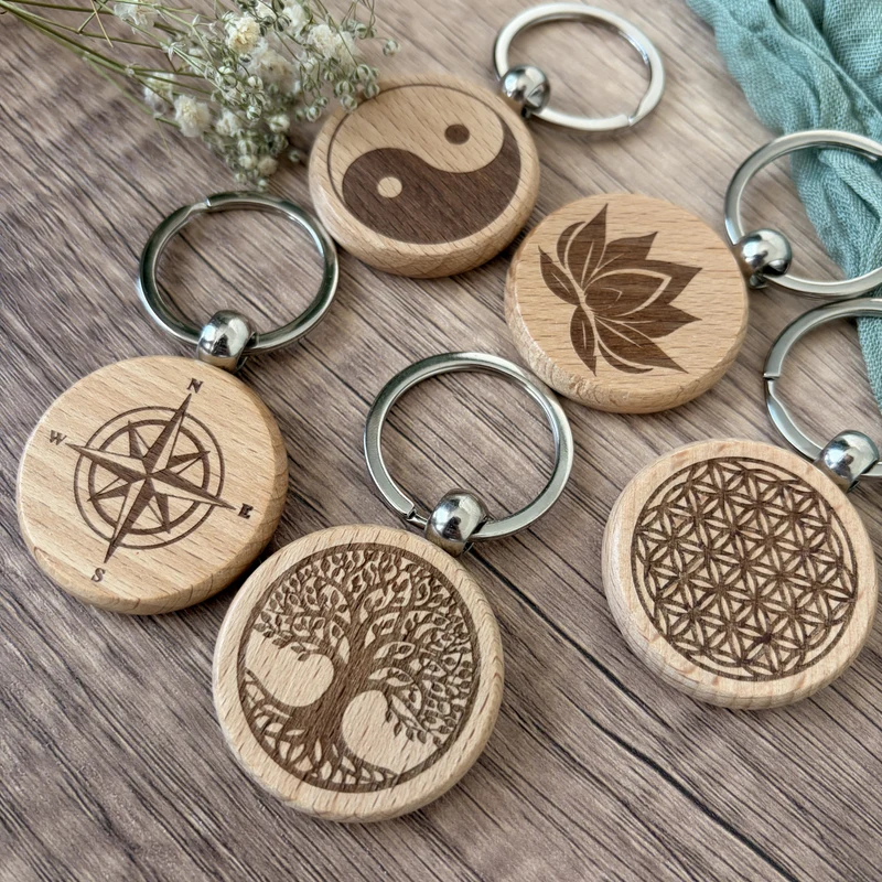 Schlüsselanhänger aus Holz mit Symbolmotiv