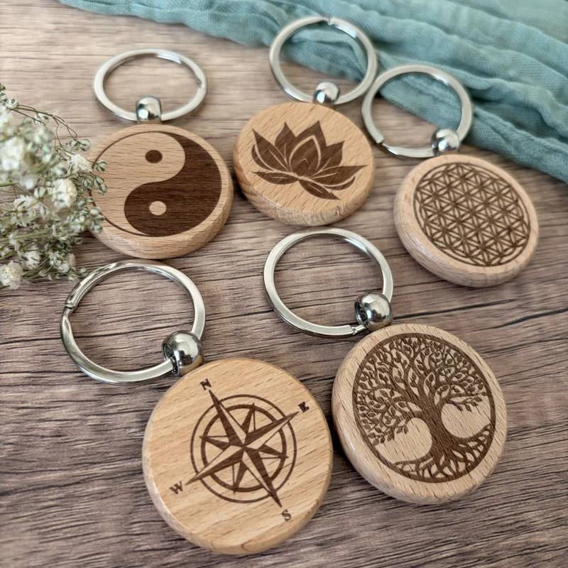 Schlüsselanhänger aus Holz mit Symbolmotiv