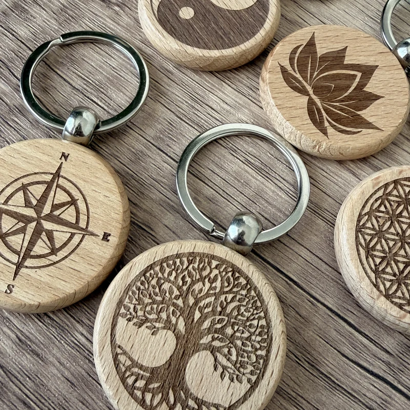 Schlüsselanhänger aus Holz mit Symbolmotiv