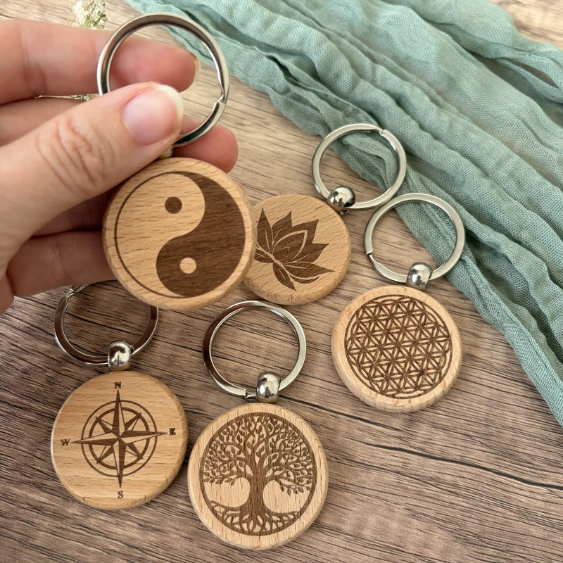 Schlüsselanhänger aus Holz mit Symbolmotiv