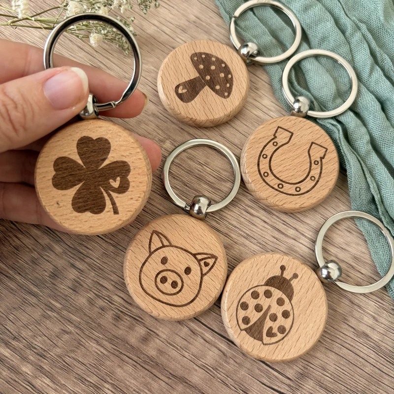 Schlüsselanhänger aus Holz mit Glückssymbol