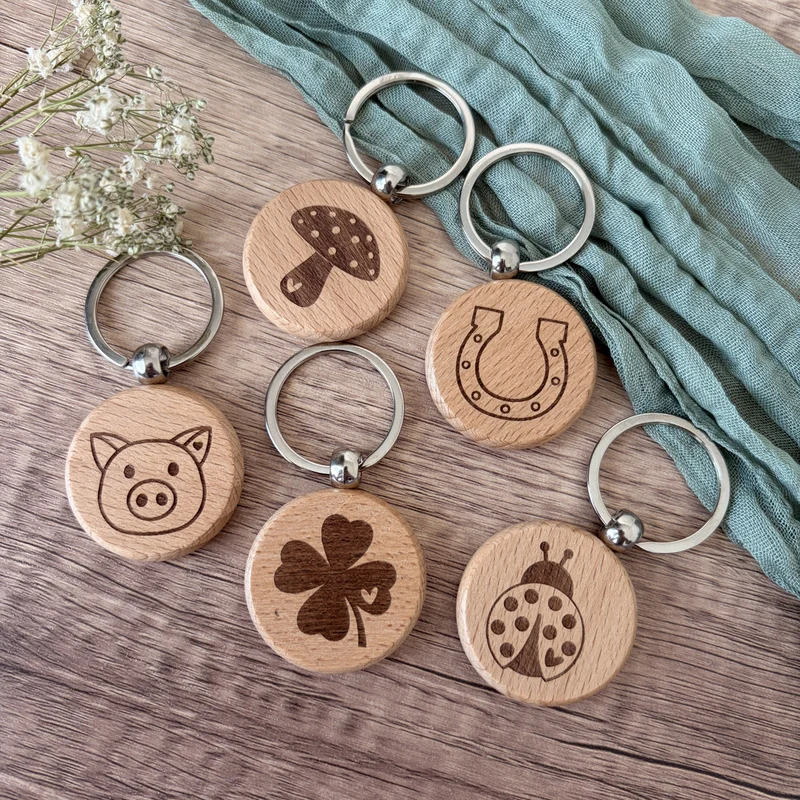 Schlüsselanhänger aus Holz mit Glückssymbol