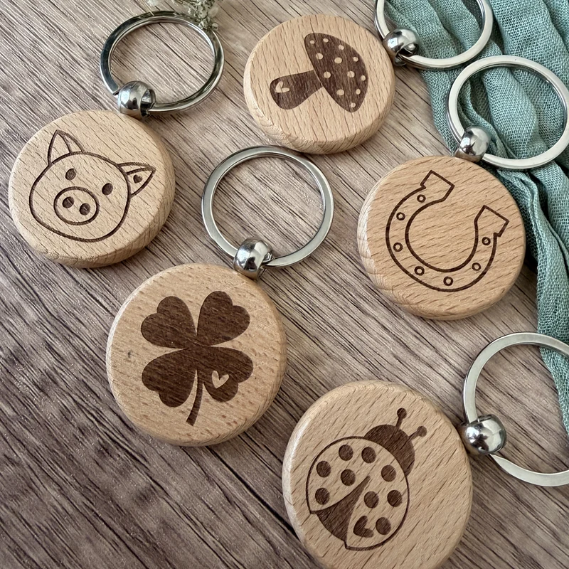 Schlüsselanhänger aus Holz mit Glückssymbol