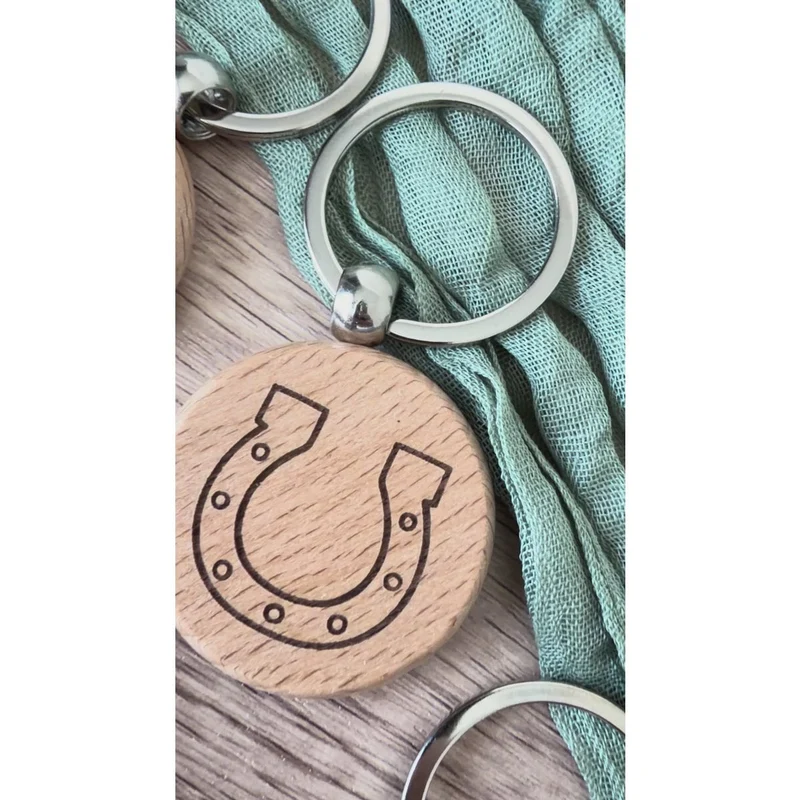 Schlüsselanhänger aus Holz mit Glückssymbol