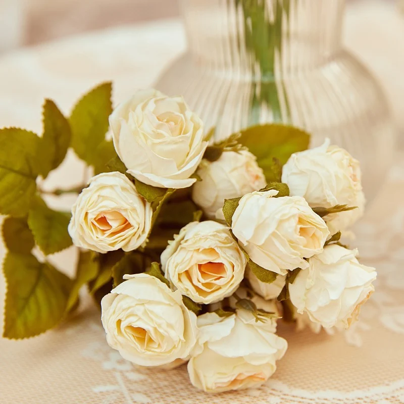 32 cm Künstlicher Strauß mit 15 kleinen randgebrannten Rosen – für Herbst-Winter-Dekoration