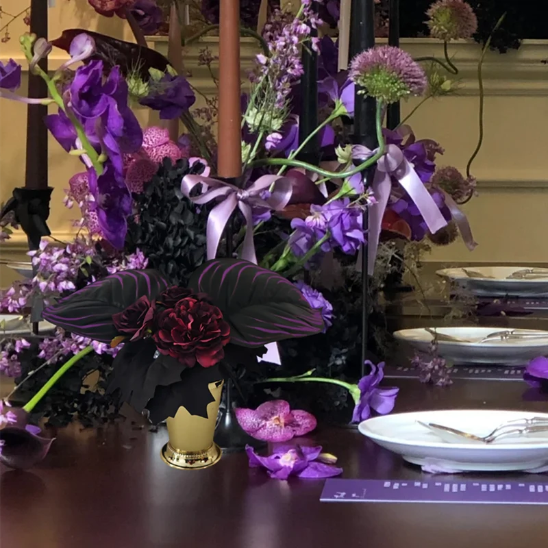 Großpackung 20 cm Fertig-Halloween-Kunstblumenarrangement – Schwarze, Lila & Burgunderrote Blüten & Blätter in edler Goldvase