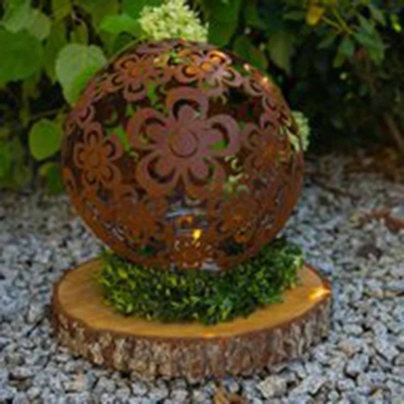 Blumen-Gartenkugel aus Edelrost
