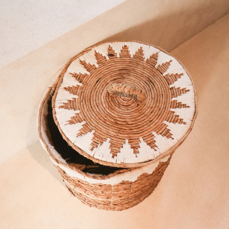 Wäschekorb mit Deckel handgewebt aus Bananenfaser EMPAT Großer dekorativer Wäschekorb mit weißem Baumwoll-Makramee (2 Größen)